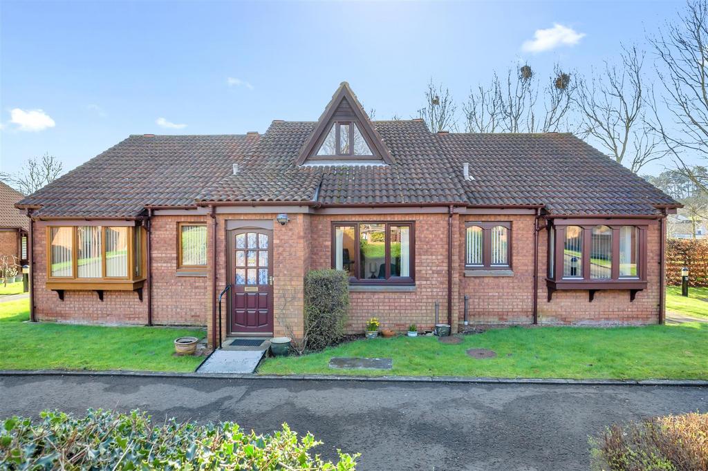 36 Carrick Drive, Dalgety Bay, KY11 9YB 2 bed terraced bungalow for
