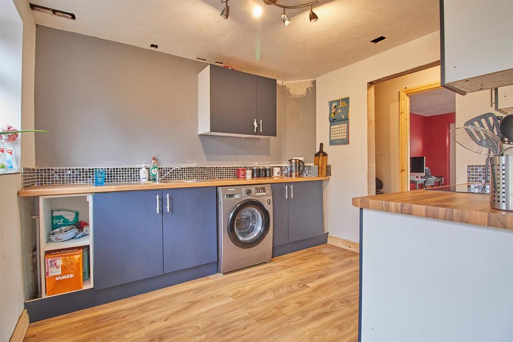 Refitted &#39;L&#39; shaped kitchen to rear