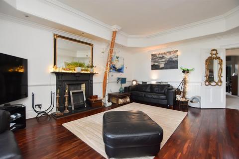 3 bedroom flat for sale - Highlands Gardens, St. Leonards-On-Sea