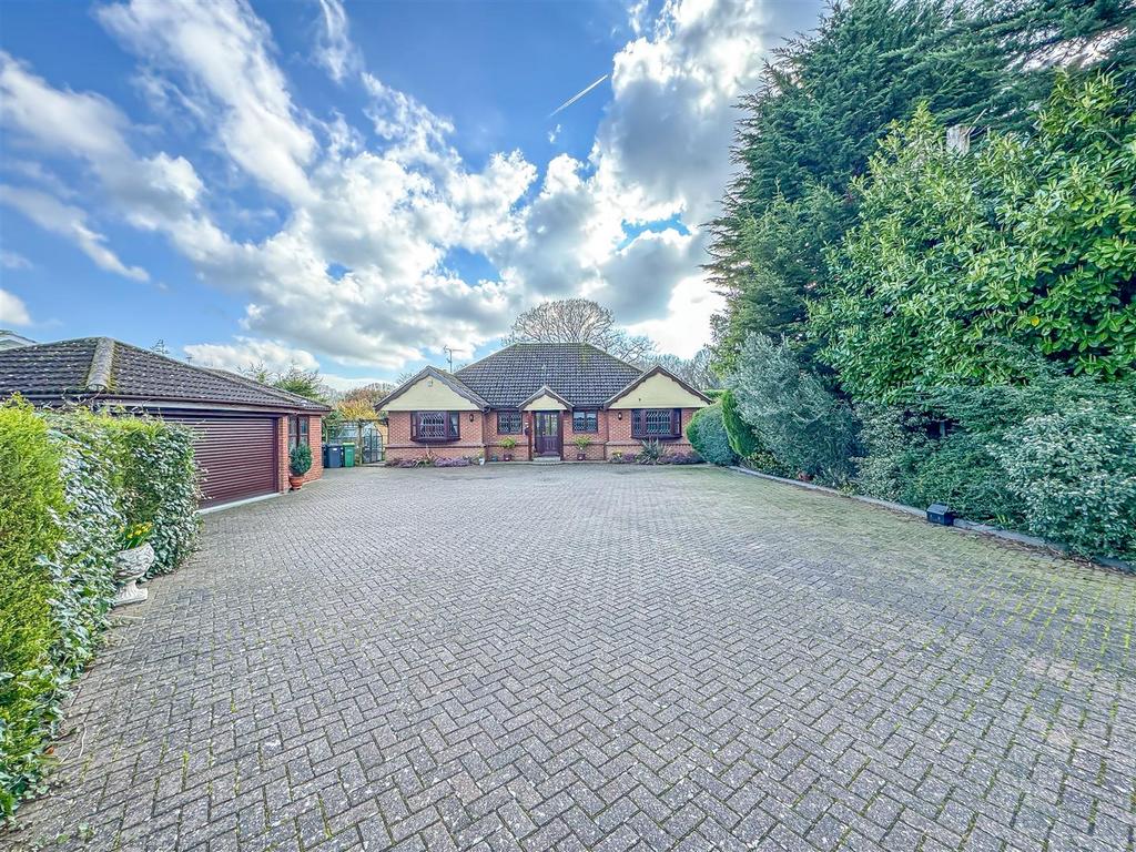 Bullwood Road, Hockley SS5 3 bed detached bungalow for sale £800,000