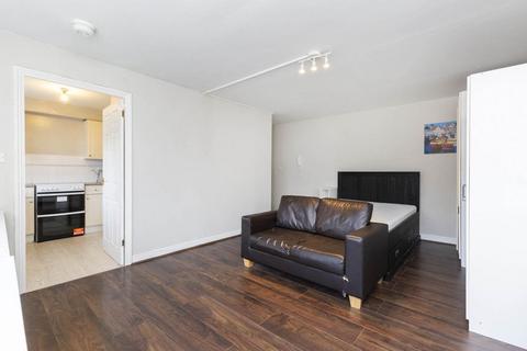 Studio to rent, NW2