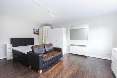 Studio to rent, NW2