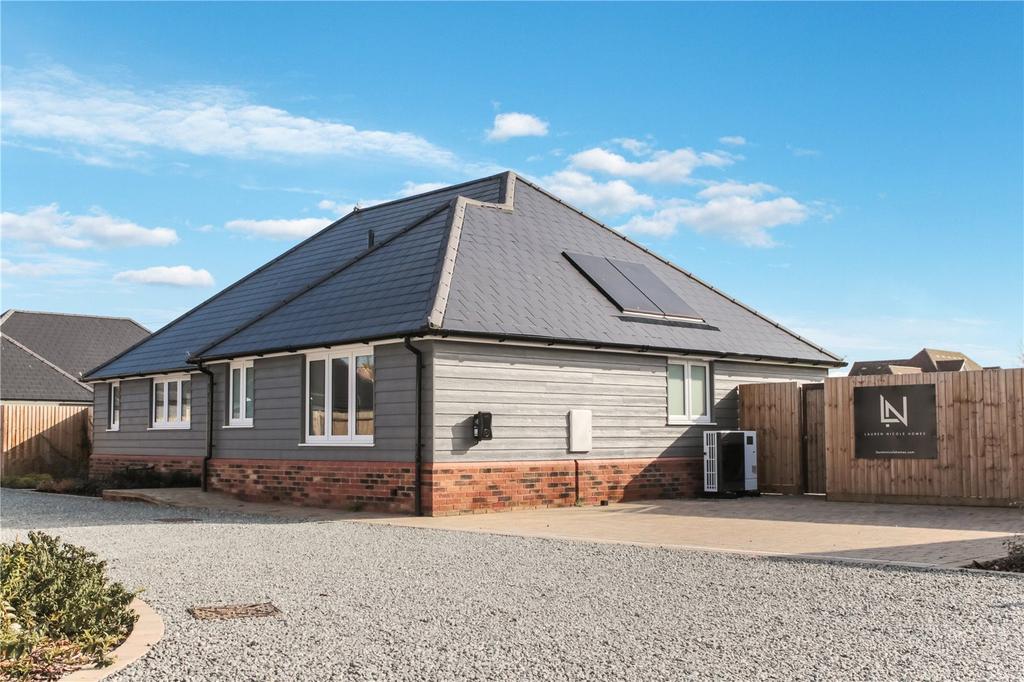 Stoney Hills, BurnhamonCrouch... 3 bed bungalow £590,000