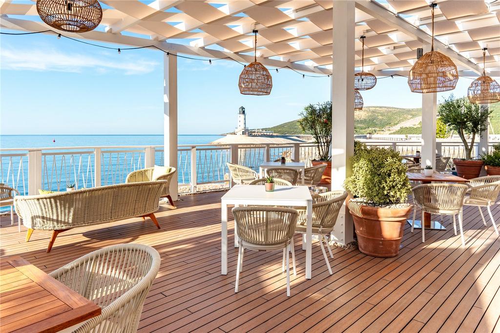 Alfresco Dining