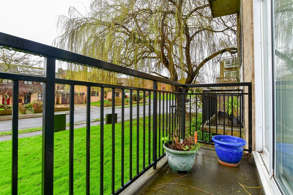 Enbrook Road, Sandgate, Folkestone, Kent 2 bed ground floor