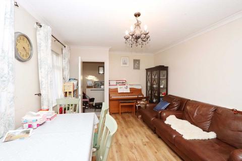 3 bedroom terraced house to rent, The Crescent, New Malden