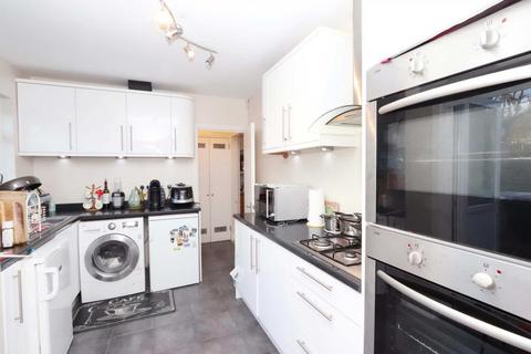 3 bedroom terraced house to rent, The Crescent, New Malden