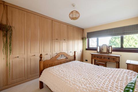 36 Cramond Park, Edinburgh, EH4 6PR