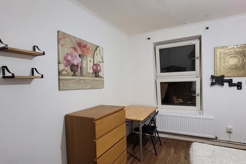 1 bedroom in a flat share to rent, Maitland House, Bishops Way, Bethnal Green, London  E2