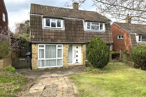3 bedroom detached house to rent - Treadwell Road, Epsom KT18