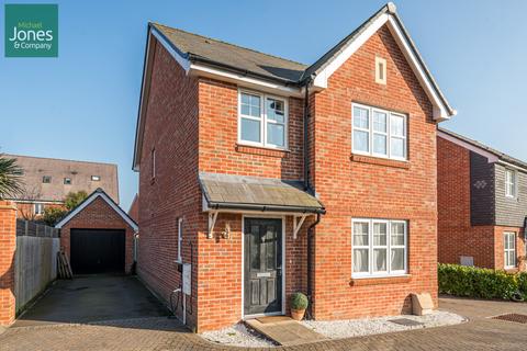 4 bed detached house for rent in Gladiolus Grove, West Sussex BN13