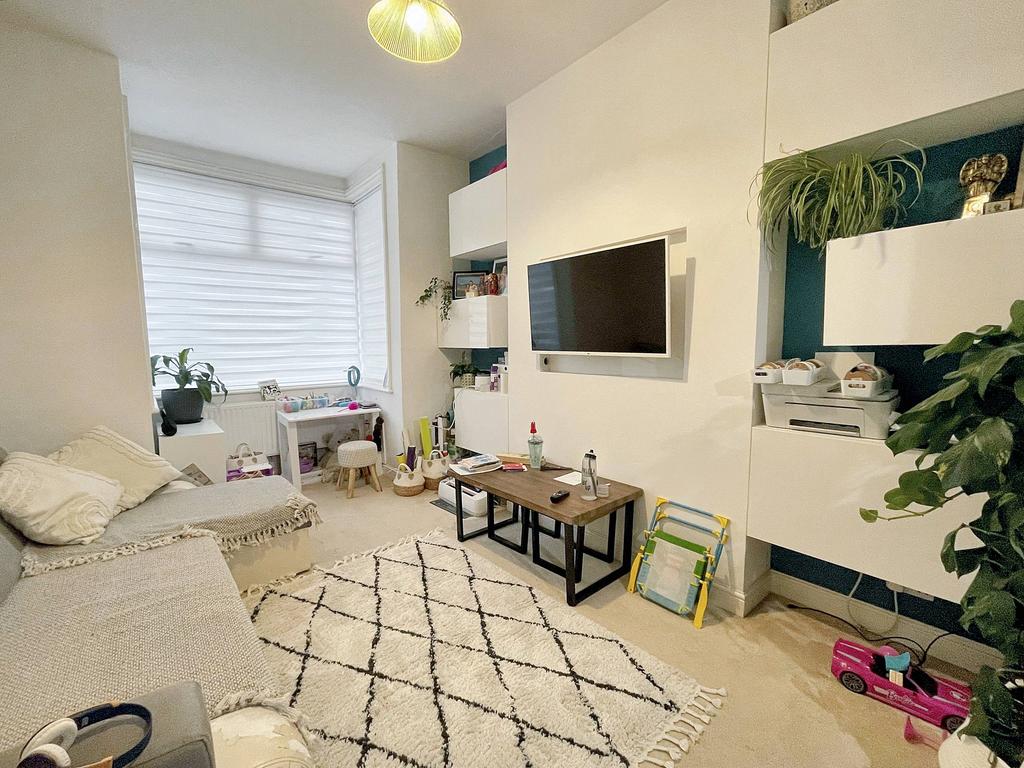 Dudley Road, Eastbourne BN22 2 bed terraced house £1,250 pcm (£288 pw)