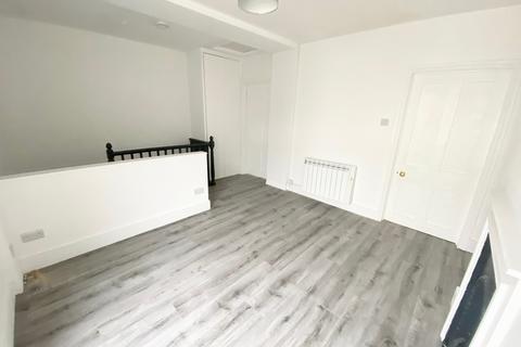 2 bedroom flat to rent, Bargates, Christchurch BH23