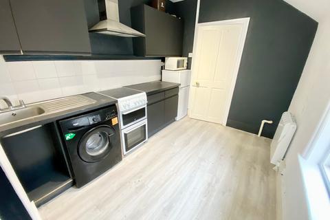 2 bedroom flat to rent, Bargates, Christchurch BH23