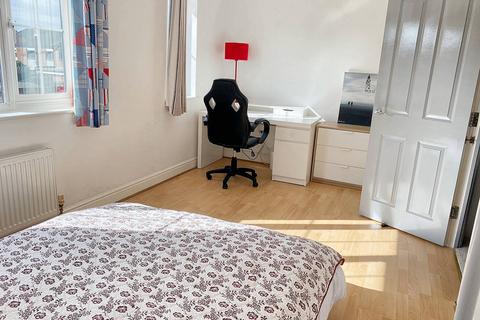 1 bedroom in a house share to rent, Genas Close, Ilford IG6