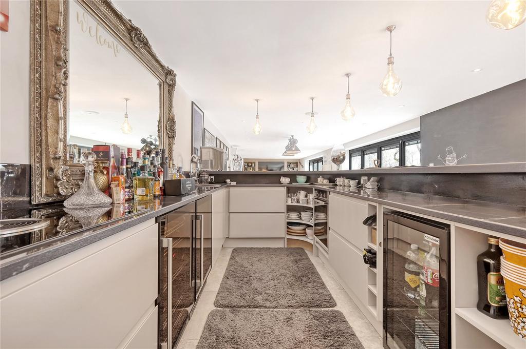 Kitchen/Bar Area