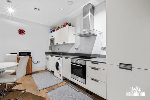 3 bedroom apartment to rent, Theatro Tower, London, SE8