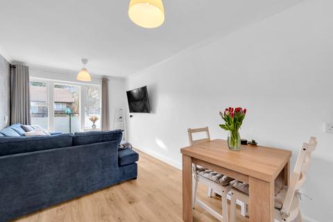 1 bedroom flat for sale - Lions Close, Eltham SE9
