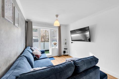 1 bedroom flat for sale - Lions Close, Eltham SE9