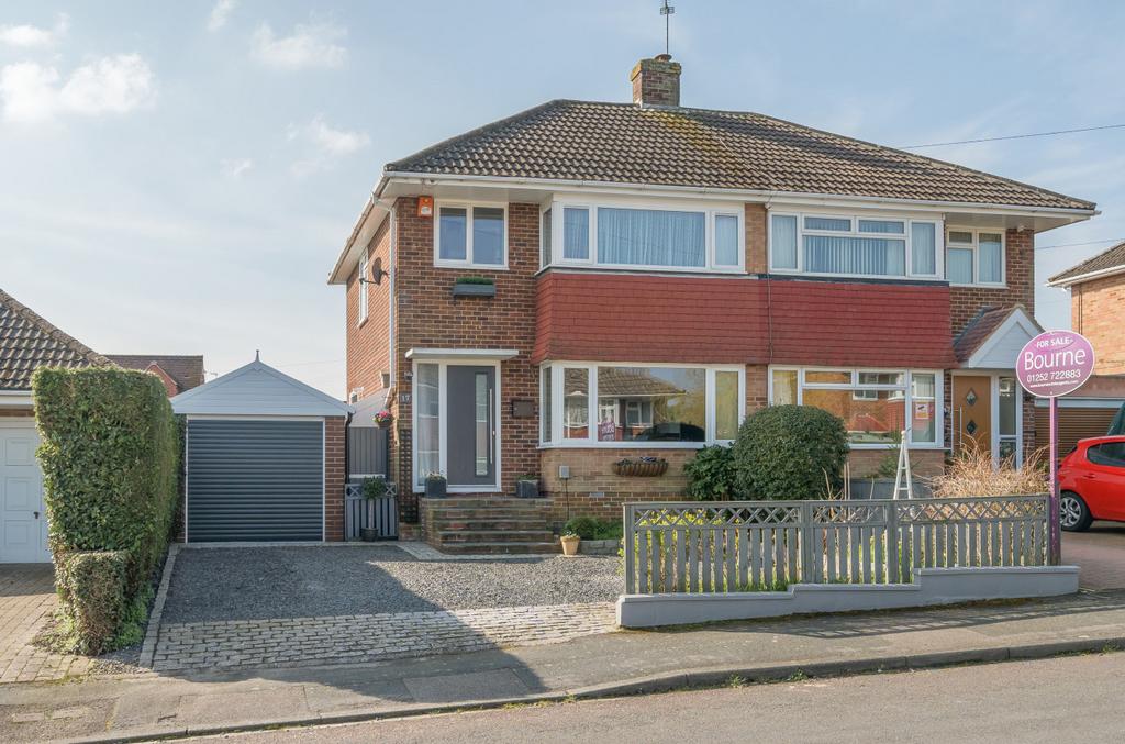 Woodside Road, Farnham, Surrey, GU9 3 bed semidetached house for sale