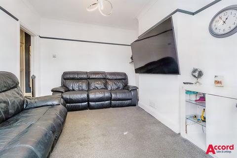 57 Cross Road, Mawneys, Romford, RM7 8AU