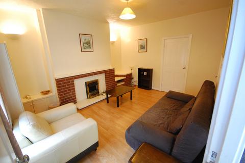 2 bedroom terraced house to rent, Young Street, Gilesgate, Durham, DH1