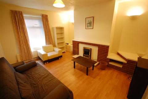 2 bedroom terraced house to rent, Young Street, Gilesgate, Durham, DH1