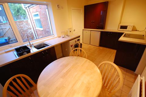 2 bedroom terraced house to rent, Young Street, Gilesgate, Durham, DH1
