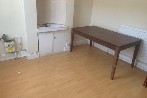 2 bedroom terraced house to rent, Malvern Road, Luton