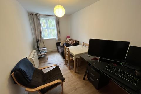2 bedroom flat to rent, Plymouth Grove, Manchester M13