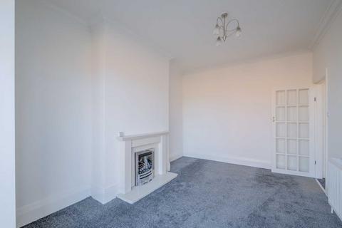 3 bedroom terraced house to rent, Southern Road, Huddersfield HD4