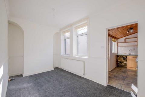 3 bedroom terraced house to rent, Southern Road, Huddersfield HD4