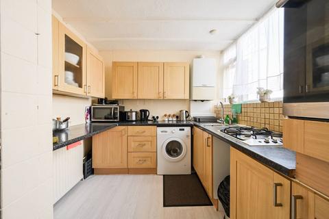2 bedroom flat for sale, Mistral Court, Chingford, London, E4