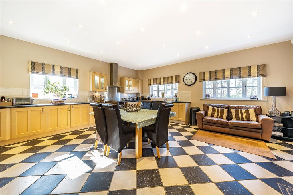 Fleet, Hampshire GU51 5 bed detached house for sale £1,155,000