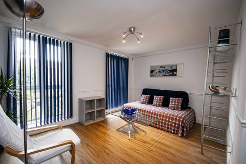 Studio to rent, Room 2 Clarence Mews Surrey Quays Rotherhithe London SE16 5GD