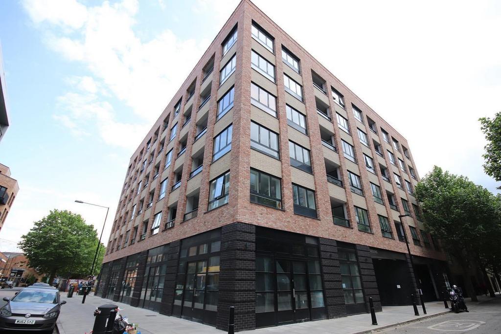 Roach Road, London E3 2 bed flat £2,500 pcm (£577 pw)