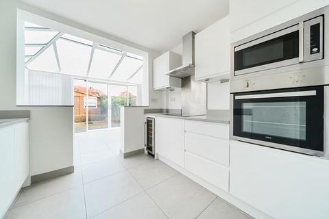 8 Lawn Close, Ruislip, HA4 6ED
