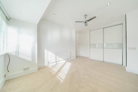 8 Lawn Close, Ruislip, HA4 6ED