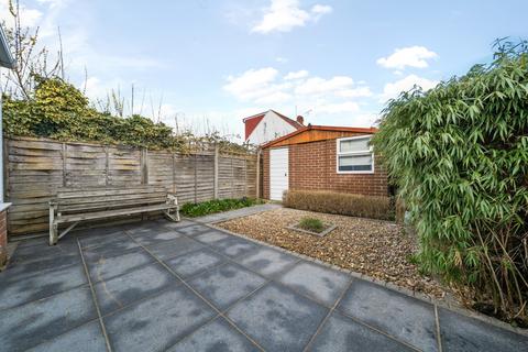 8 Lawn Close, Ruislip, HA4 6ED