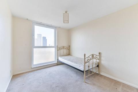 3 bedroom flat for sale, Turnpike Link, Croydon, CR0