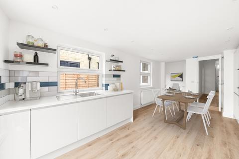 9 Lawn Gardens, London, W7 3JN