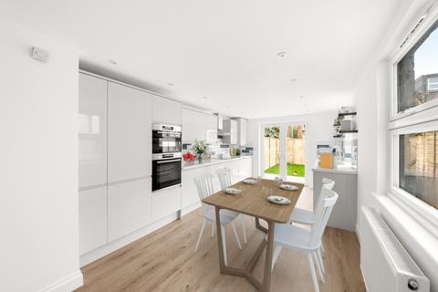 9 Lawn Gardens, London, W7 3JN