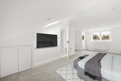 9 Lawn Gardens, London, W7 3JN