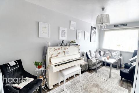 15 Mount Pleasant Road, Romford, RM5 3YP