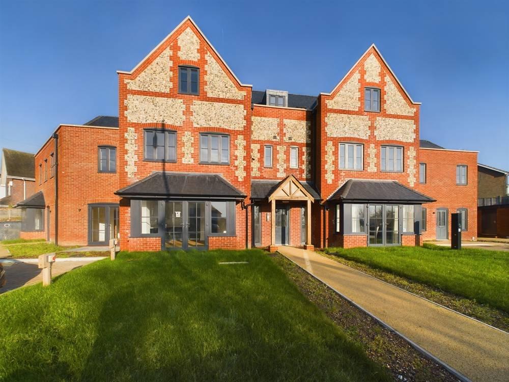 Sompting, Lancing, BN15 0AP 2 bed ground floor flat for sale £365,000