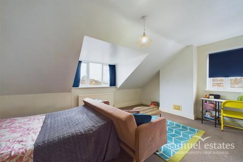 Studio to rent, Dagnall Park, London, SE25