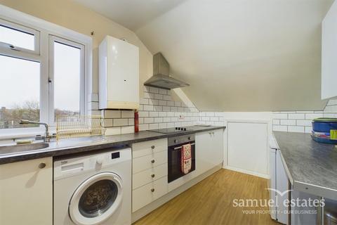 Studio to rent, Dagnall Park, London, SE25