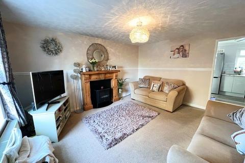 3 bedroom semi-detached house to rent, Hadfield Place, Glossop SK13