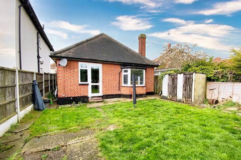 2 bedroom detached bungalow to rent - Hobleythick Lane, Westcliff On Sea SS0