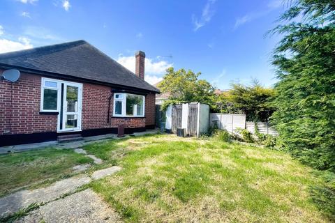 2 bedroom detached bungalow to rent, Hobleythick Lane, Westcliff On Sea SS0